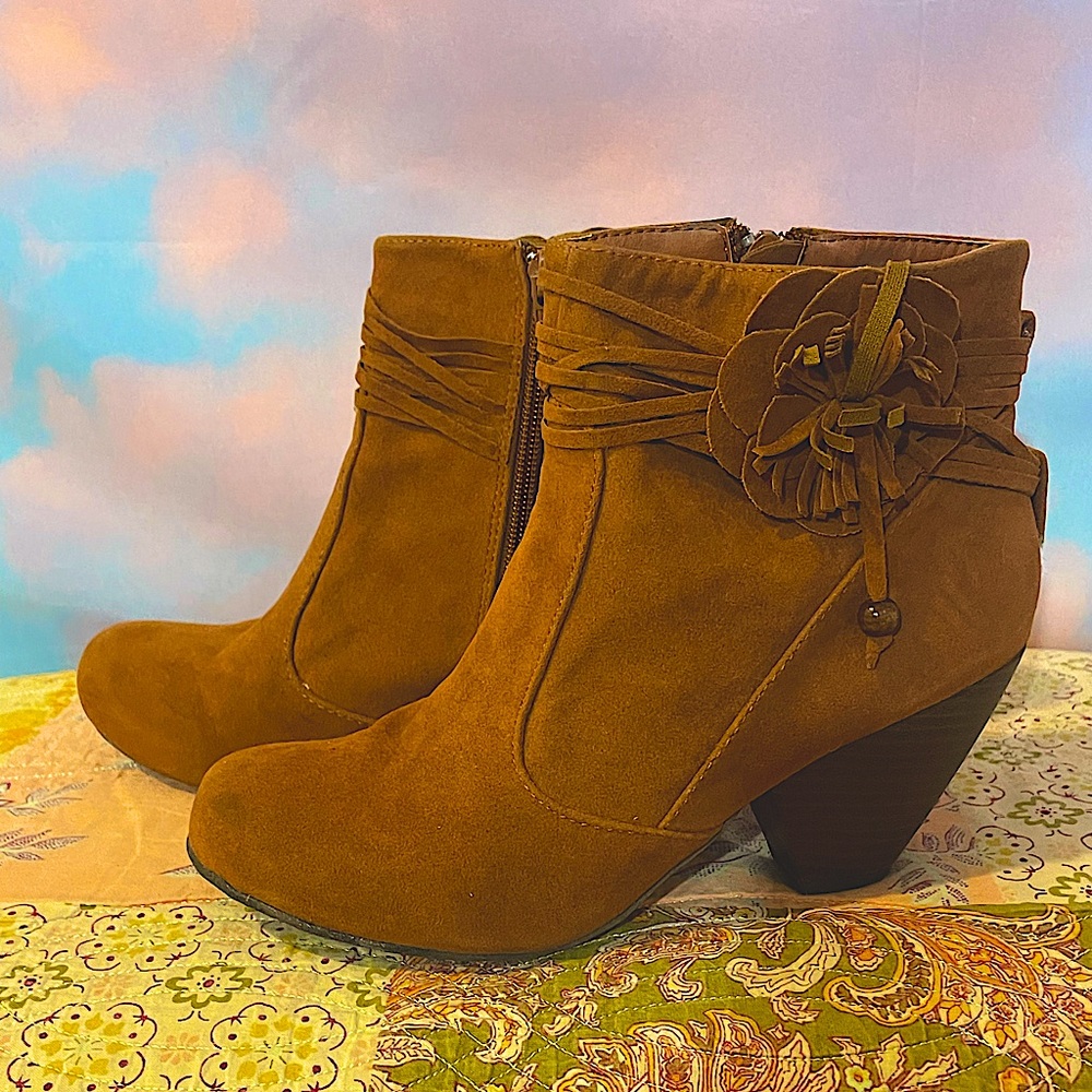 Darling Women’s Cognac Faux Suede Heeled Ankle Boots w/Flower (Sz 7)
